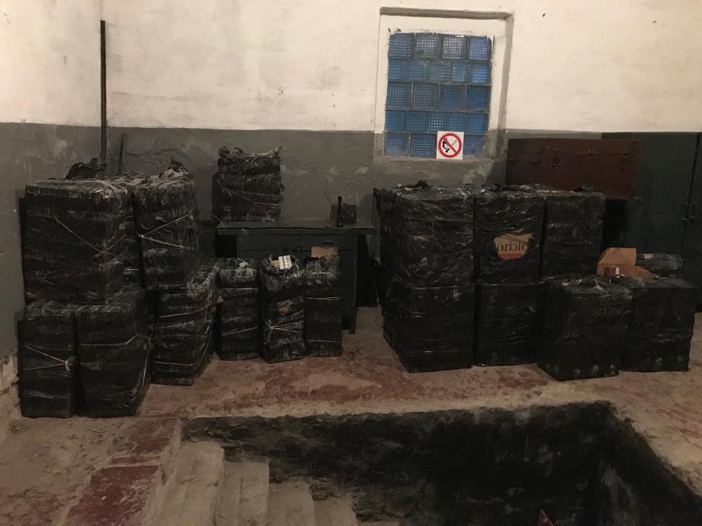Прикордонники Закарпаття знайшли 73 ящики сигарет у будинку лісника