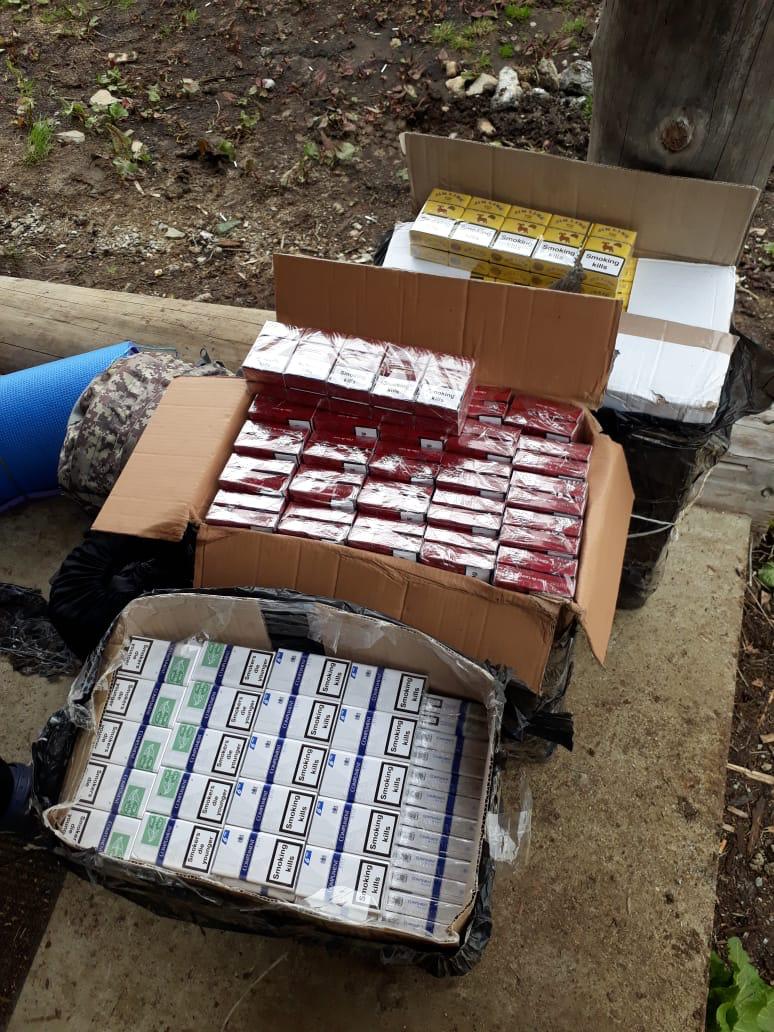 Прикордонники Закарпаття знайшли 73 ящики сигарет у будинку лісника