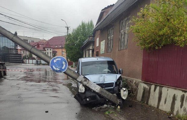 В Закарпатье иномарка на огромной скорости врезалась в электростолб