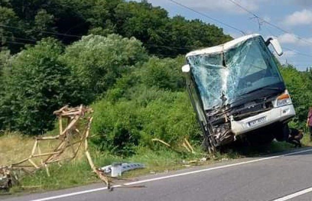 В Закарпатье авария: жестко столкнулись пассажирский автобус и легковушка