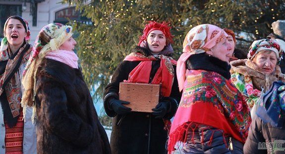 Жителей Ужгорода и туристов веселили колядами "Рождества по-ужгородски"