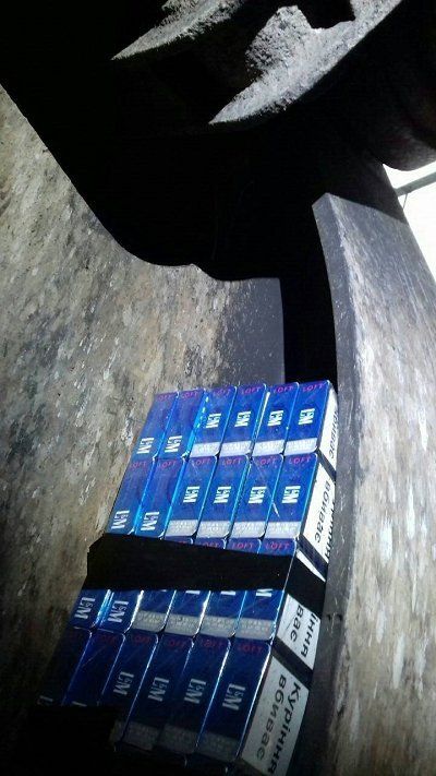 Чопские пограничники выявили 300 пачек сигарет в грузовом поезде