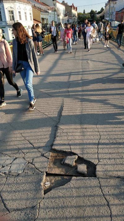 Пішохідний міст у столиці Закарпаття розпадається