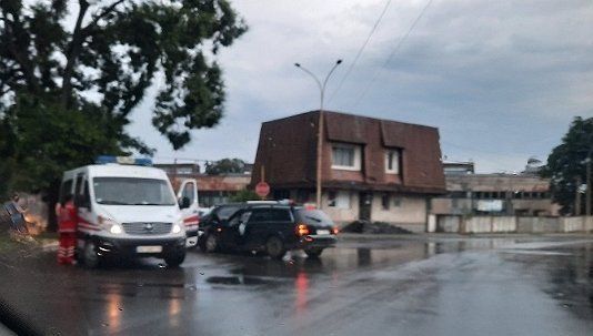 На дороге в Ужгороде не разминулись "простая" иномарка с джипом