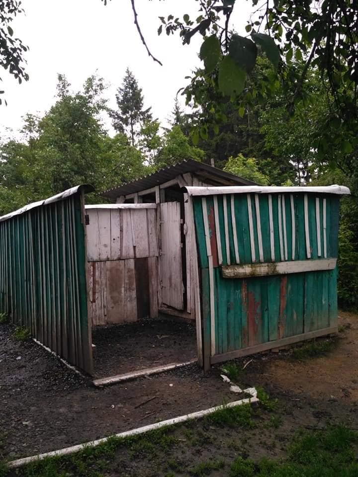 Чому діти народу України мусять ходити в такі вбиральні, як ця на Закарпатті
