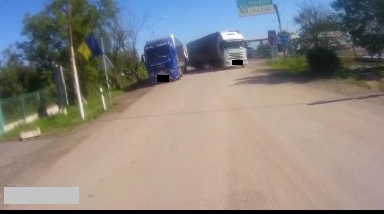 Керманич вантажівки на кордоні Закарпаття з Румунією вимагав пропустити його поза чергою