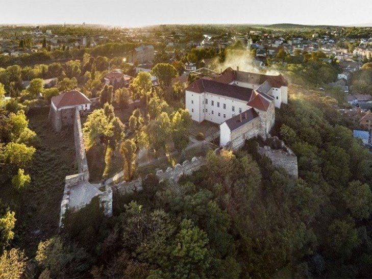 Ужгородский замок возвышается над историческим центром Ужгорода