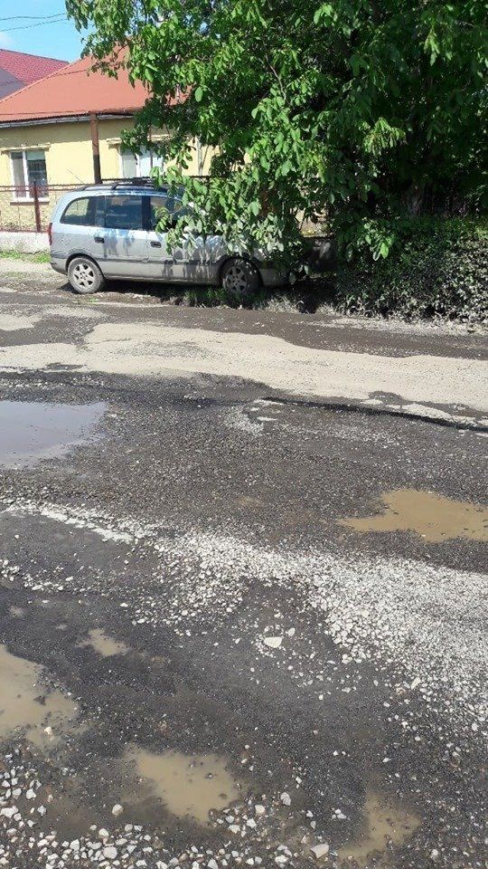 Мешканці Закарпаття через жахливий стан доріг готові перекривати вулиці своїх сіл та міст