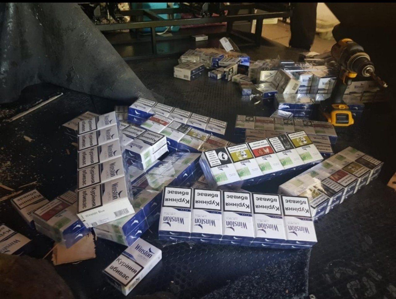 Закарпаття. У Чопі на кордону в румуна знайшли майже шість сотень "зайвих" пачок цигарок