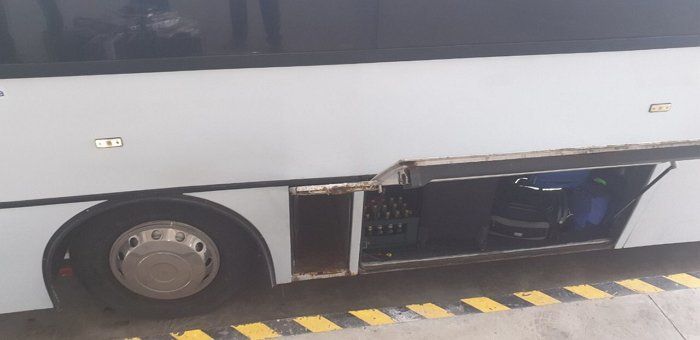 Закарпаття. У тайнику міжнародного автобуса знайшли кілька тисяч пачок контрабандного курива