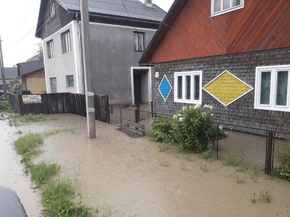 Водна стихія нанесла потужний удар по містечку в горах Закарпаття
