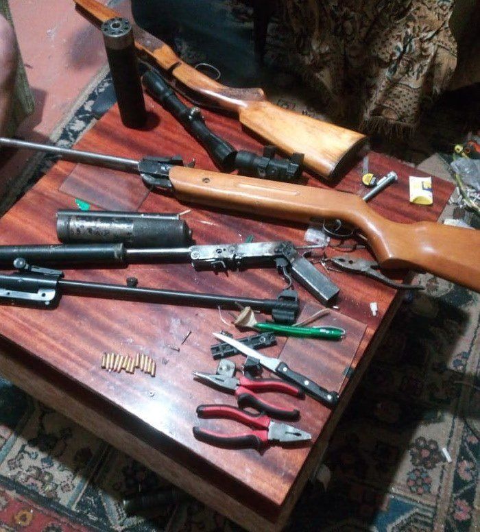 Поліція Закарпаття знайшла склад різноманітної зброї з боєприпасами у домівці краянина