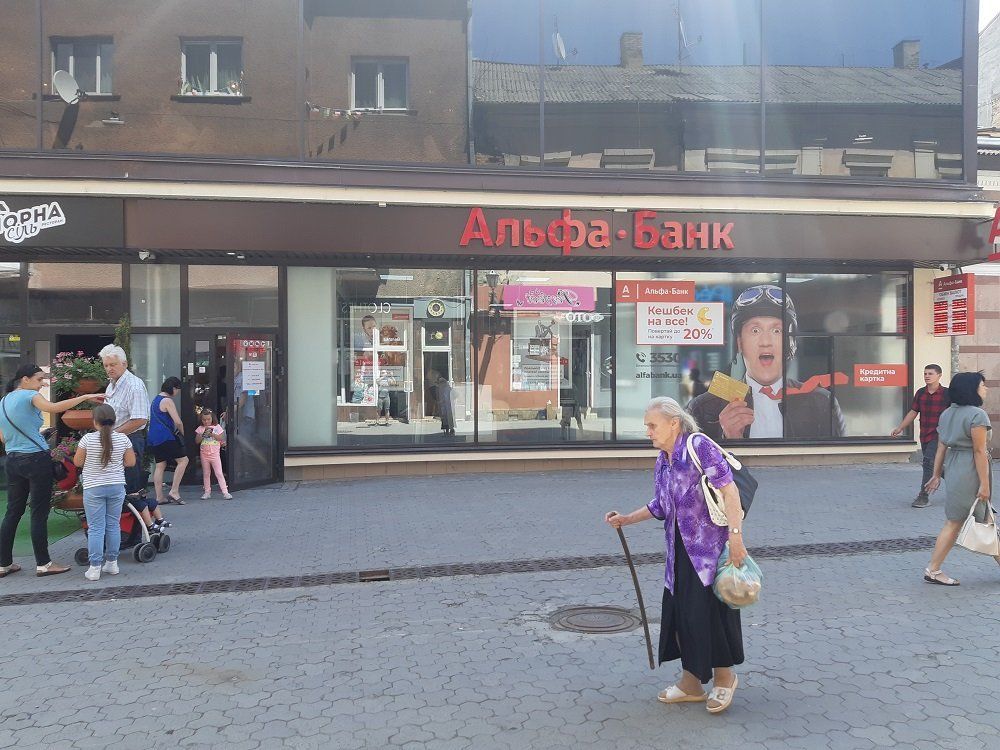 Ужгородська міськрада Андріїва отримує зарплату в російському банку, а його брат здає цьому банку приміщення