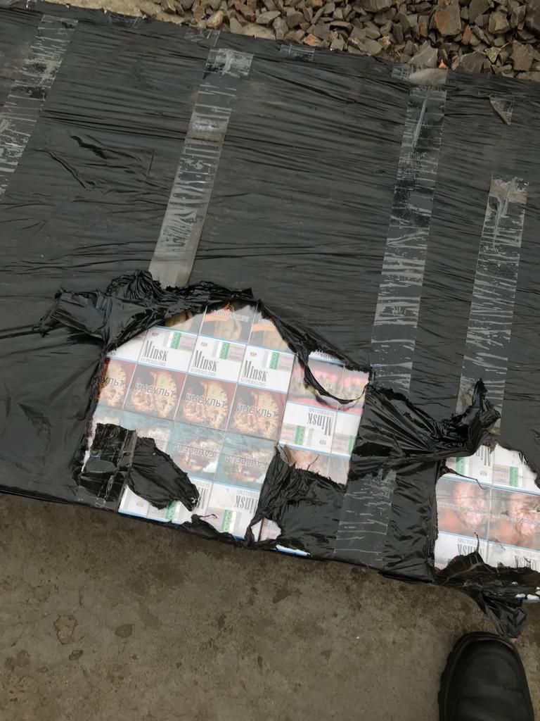 Митники Закарпаття знайшли в "угорському" вантажному потязі вилучили 480 пачок контрабандних цигарок
