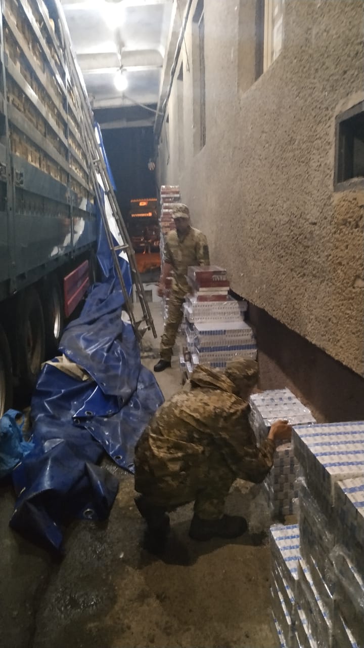 Закарпаття. На українсько-румунському кордоні у піддонах у вантажівці знаходилась майже 21 тисяча пачок цигарок