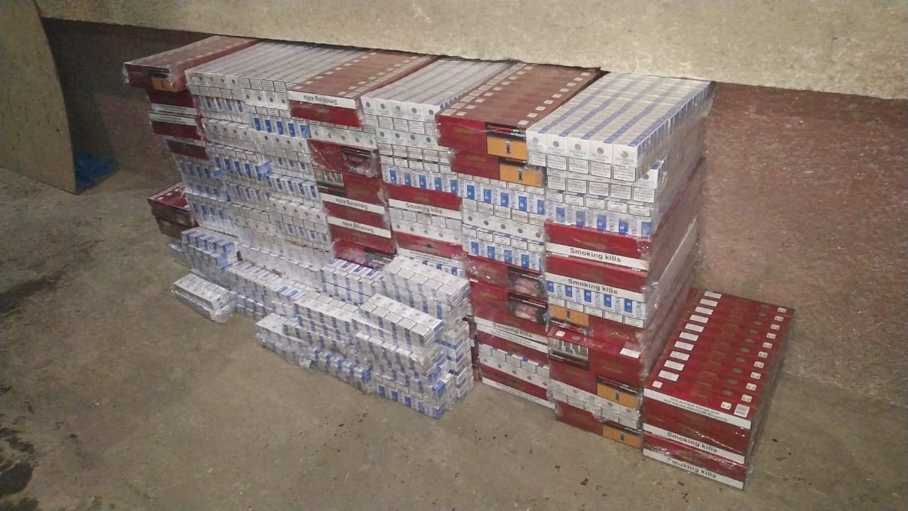 Закарпаття. На українсько-румунському кордоні у піддонах у вантажівці знаходилась майже 21 тисяча пачок цигарок