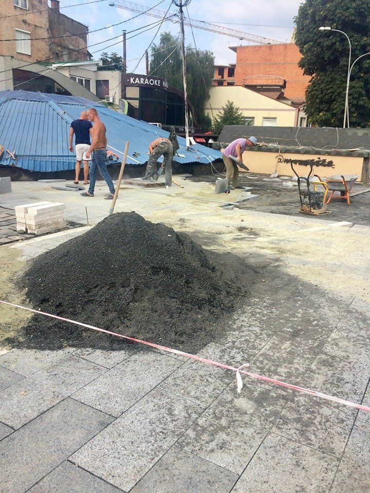 Користувачі соцмереж в Ужгороді жартують: головні роботи на площі Петефі "планують розпочати зимою"