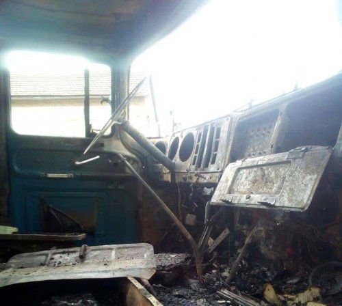 Закарпаття: У Мукачево під час руху повністю згорів вантажний автомобіль марки ЗІЛ