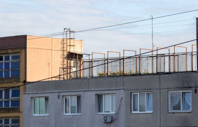 Житель Ужгорода на даху "висотки" влаштував собі "дачу"