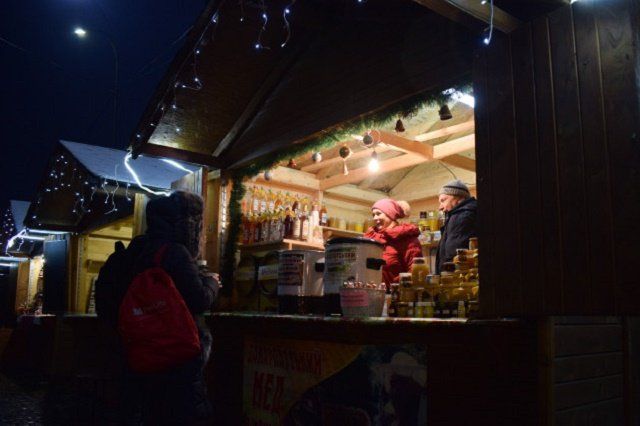 Вино, мед, сувениры - все для праздничного настроения на ярмарке в Ужгороде