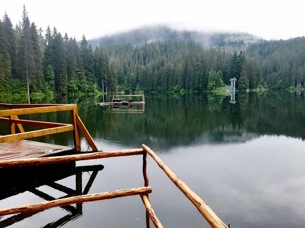 Гости Закарпатья имеют уникальную возможность полюбоваться полноводным Синевирским озером