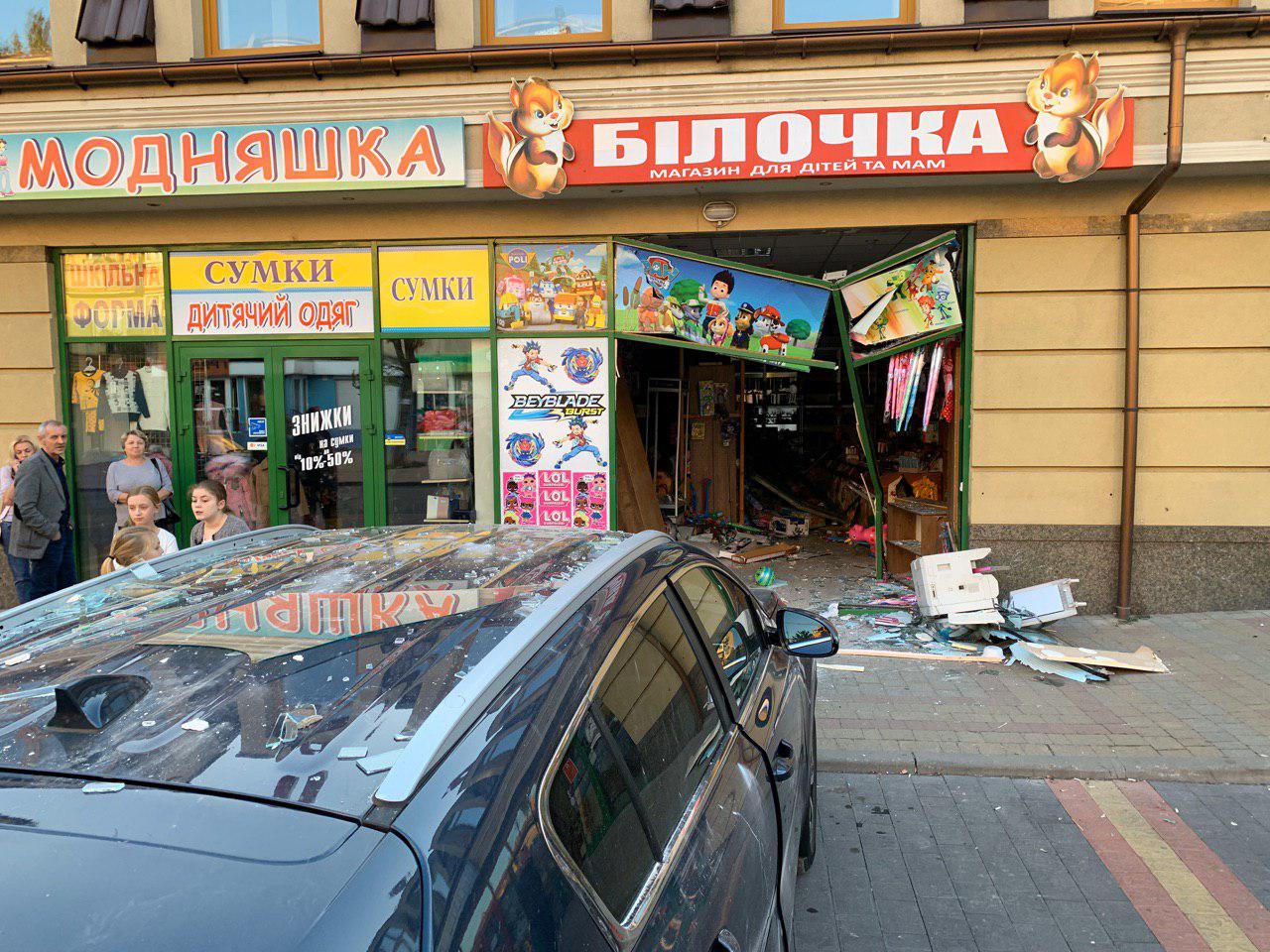 В Закарпатье водитель иномарки "КИА" устроил ДТП на ровном месте 