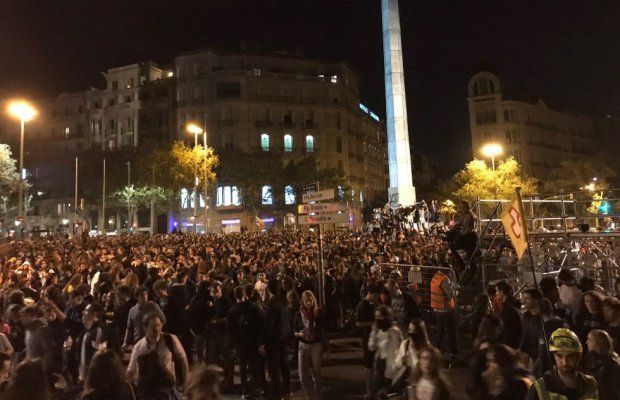 Вночі у столиці Каталонії палили автомобілі, будували барикади та воювали з поліцейськими