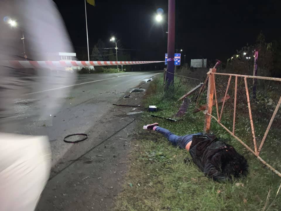 Пд час ДТП біля АЗС у Мукачево жінку викинуло з автівки, вона не вижила