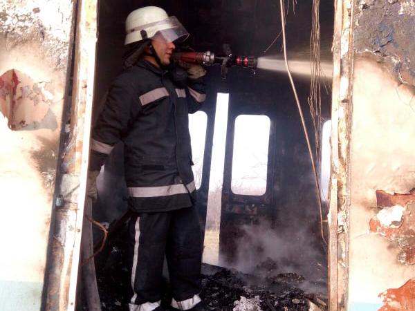 Приміський пасажирський потяг на півдні України "атакував" вогонь!