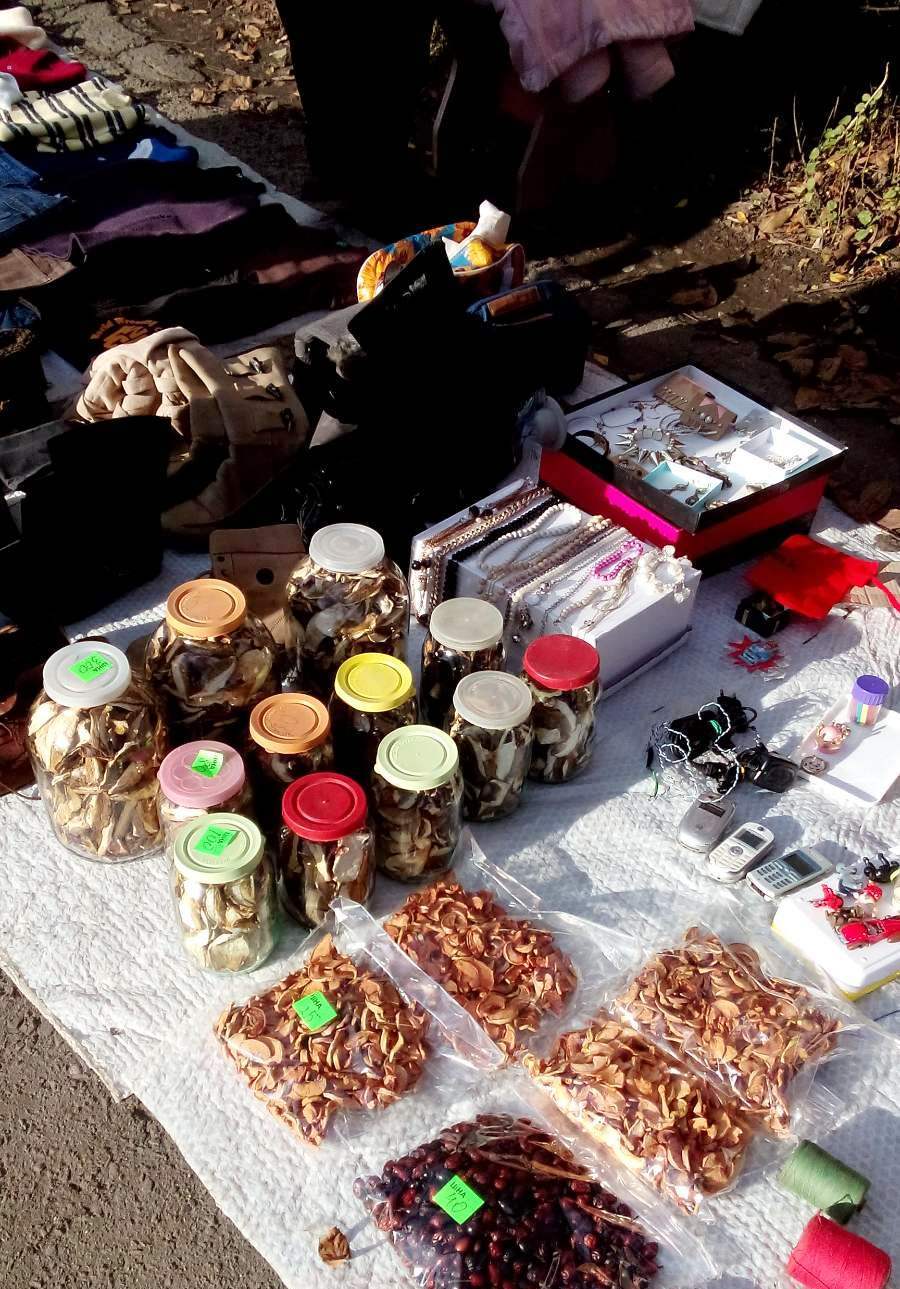 Ужгород. На ринку в столиці Закарпаття можна купити сушені гриби, шипшину та сушениці