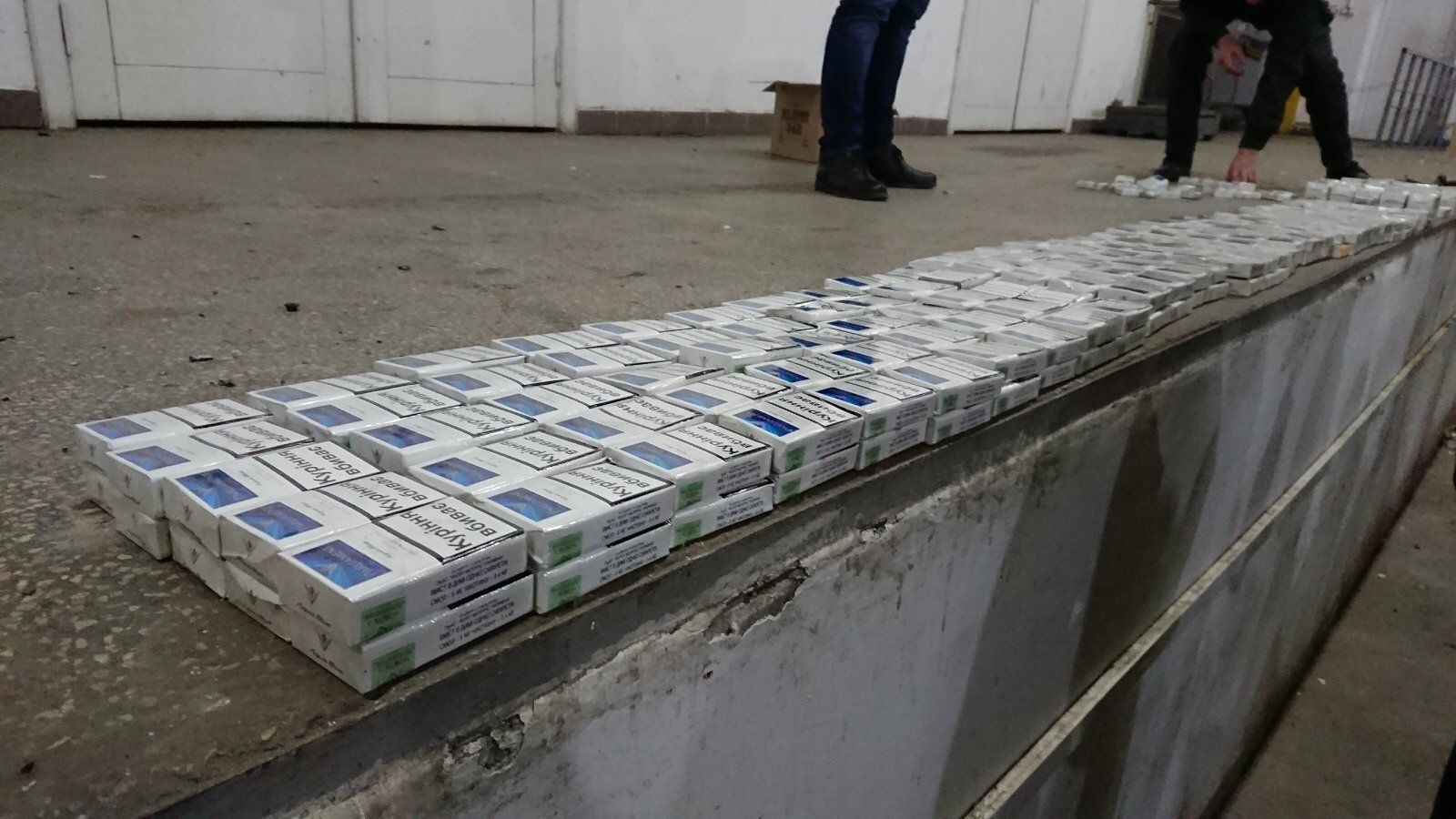 Кордони Закарпаття. Іноземний громадянин приховав від митників цигарок на 63 тисячі гривень