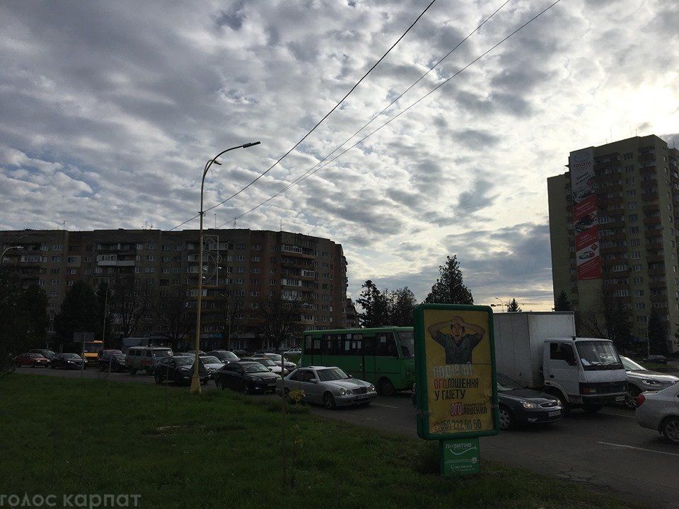 Дорожній Армагеддон в Ужгороді! Поліція рух чомусь не регулює