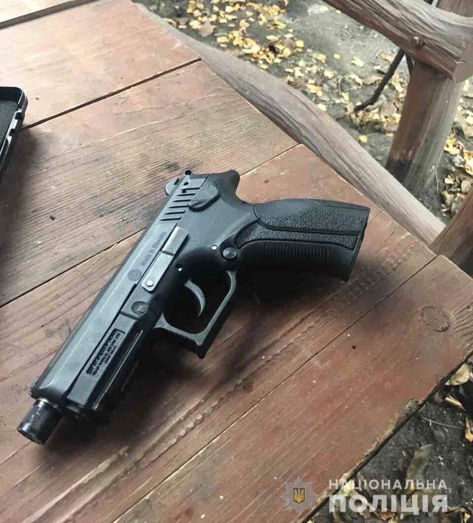 Поліція Закарпаття під час обшуку будинку краянина знайшла 2 пістолети