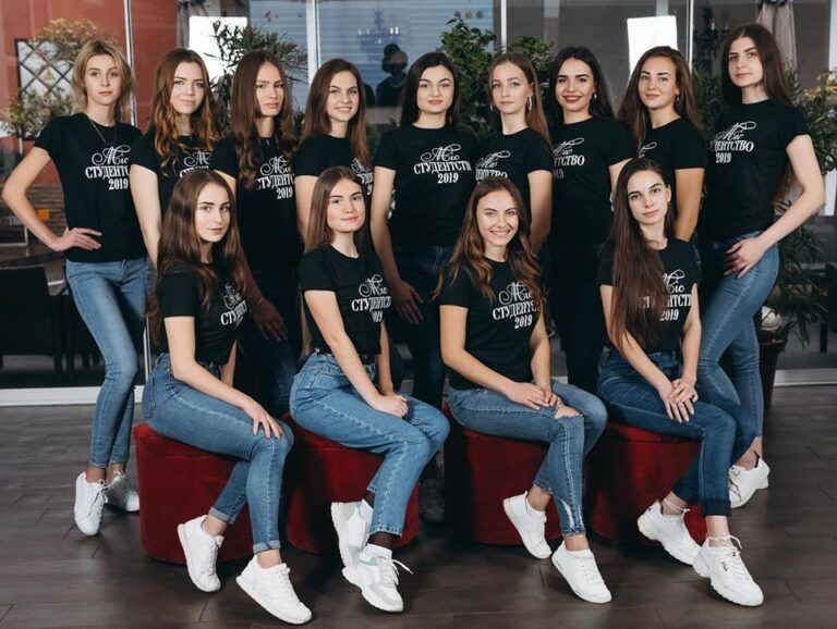 Хто з дівчат одягнув корону "Міс Студентство Закарпаття – 2019"