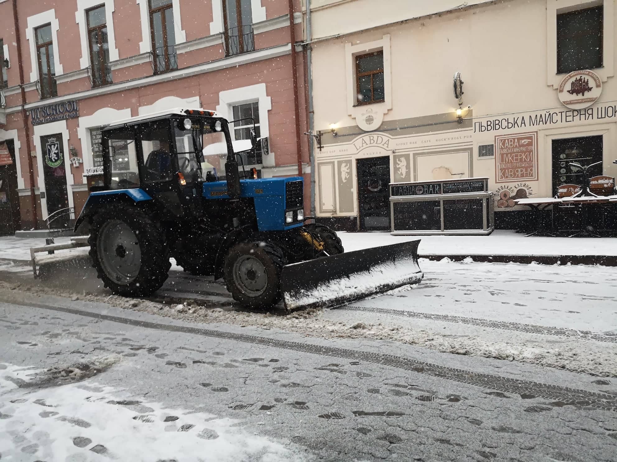 Перший сніг на вулицях столиці Закарпаття змусив комунальників "піднапрягтися"