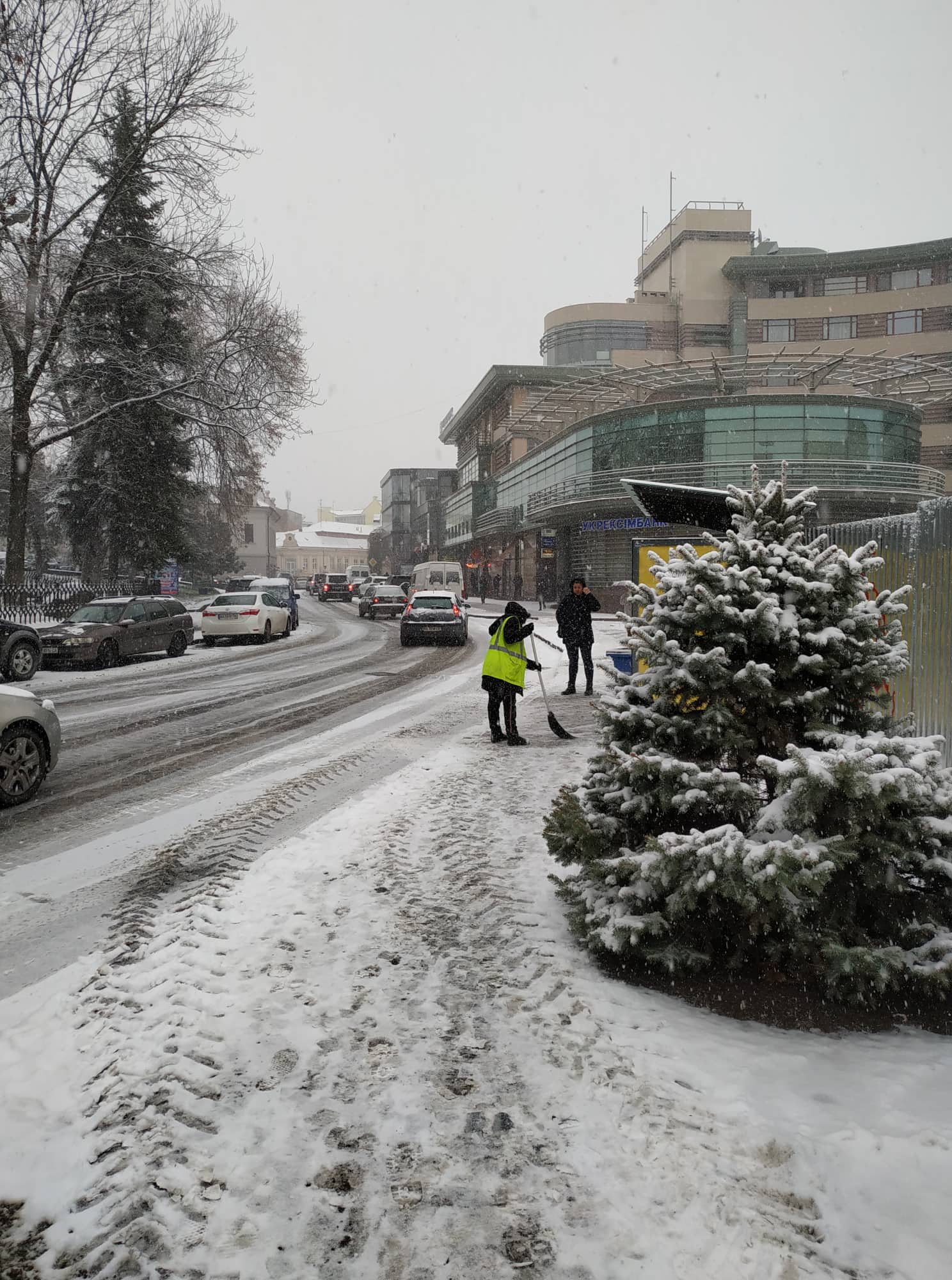 Меняем резину: Первый снег на улицах в Ужгороде вызвал всеобщий конфуз