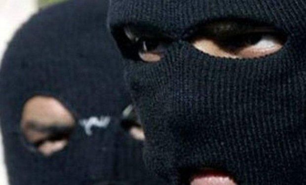 Поліція Закарпаття розшукує 2-х "розбійників", котрі пограбували бізнес-вумен у Мукачево