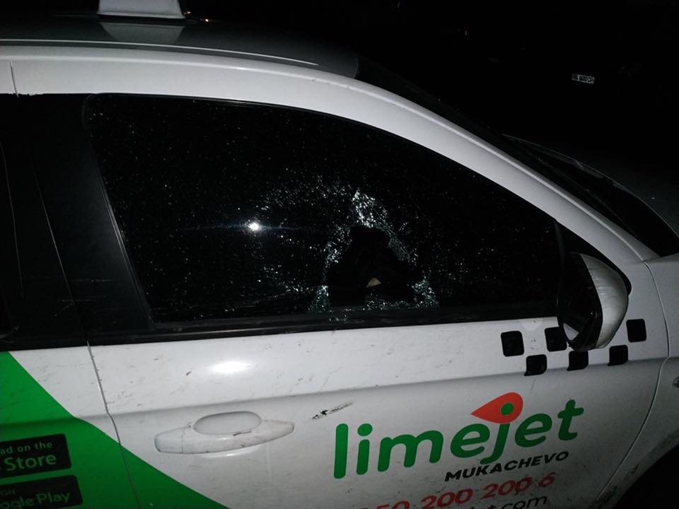 Закарпаття. Служба таксі LimeJet розшукує 2-х невідомих, які закидали камінням їхню машину в Мукачево