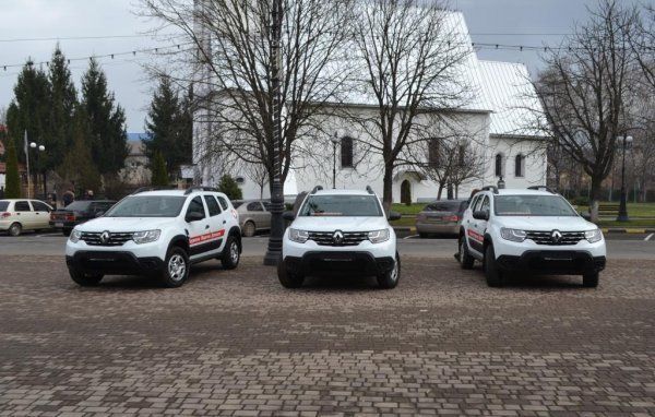 Очільник Закарпаття вручив ключі від 10-ти санітарних автомобілів медикам Тячівщини