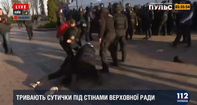 Сутички під стінами Верховної Ради тривають — медики госпіталізували пораненого учасника мітингу