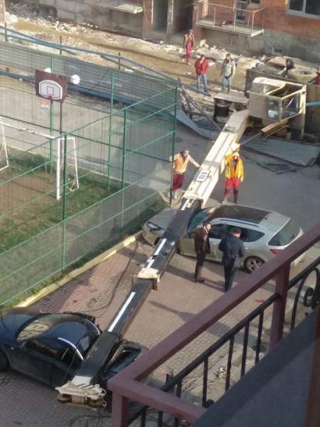 У столиці Закарпаття будівельний кран упав на два легковики