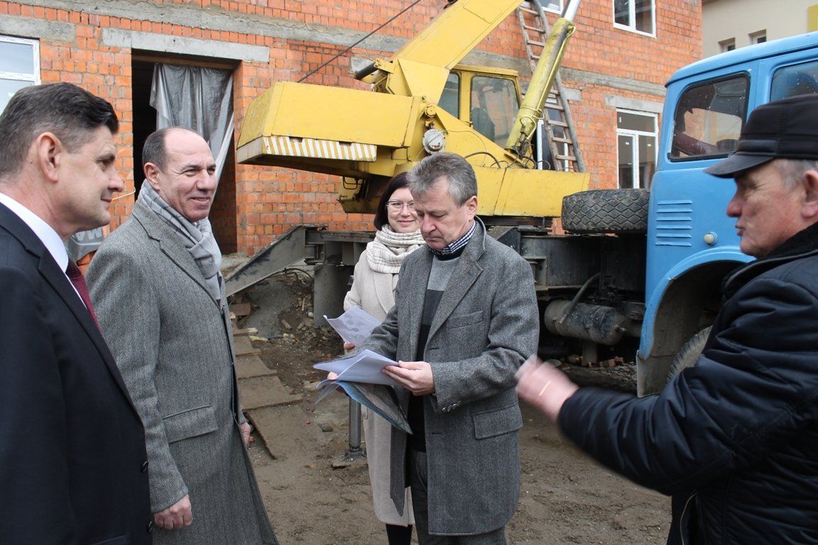 Голова Закарпатської ОДА оглянув у Тячеві нову спортивну арену на школу, яка реконструюють