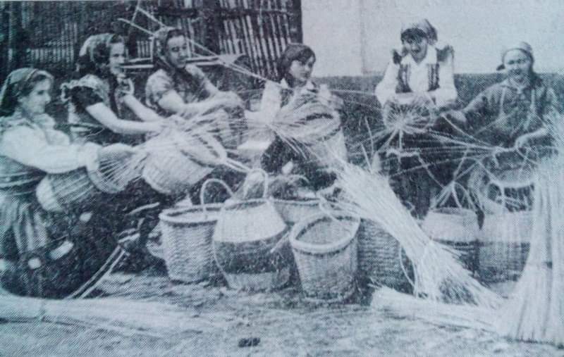 Закарпаття. Виготовлення кошиків із лози в селі Іза, 1968 рік.