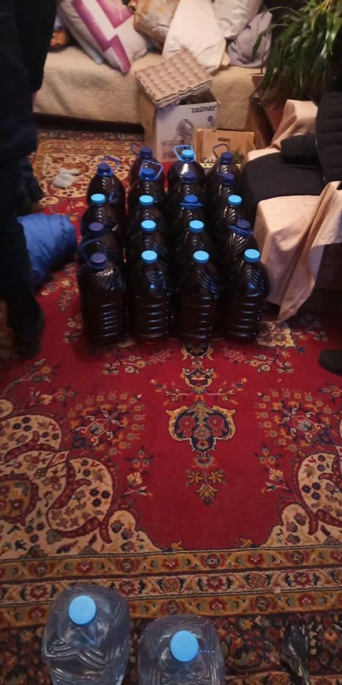 Під час обшуку оселі жителя Ужгорода поліція знайшла півтонни спирту та 300 літрів коньяку