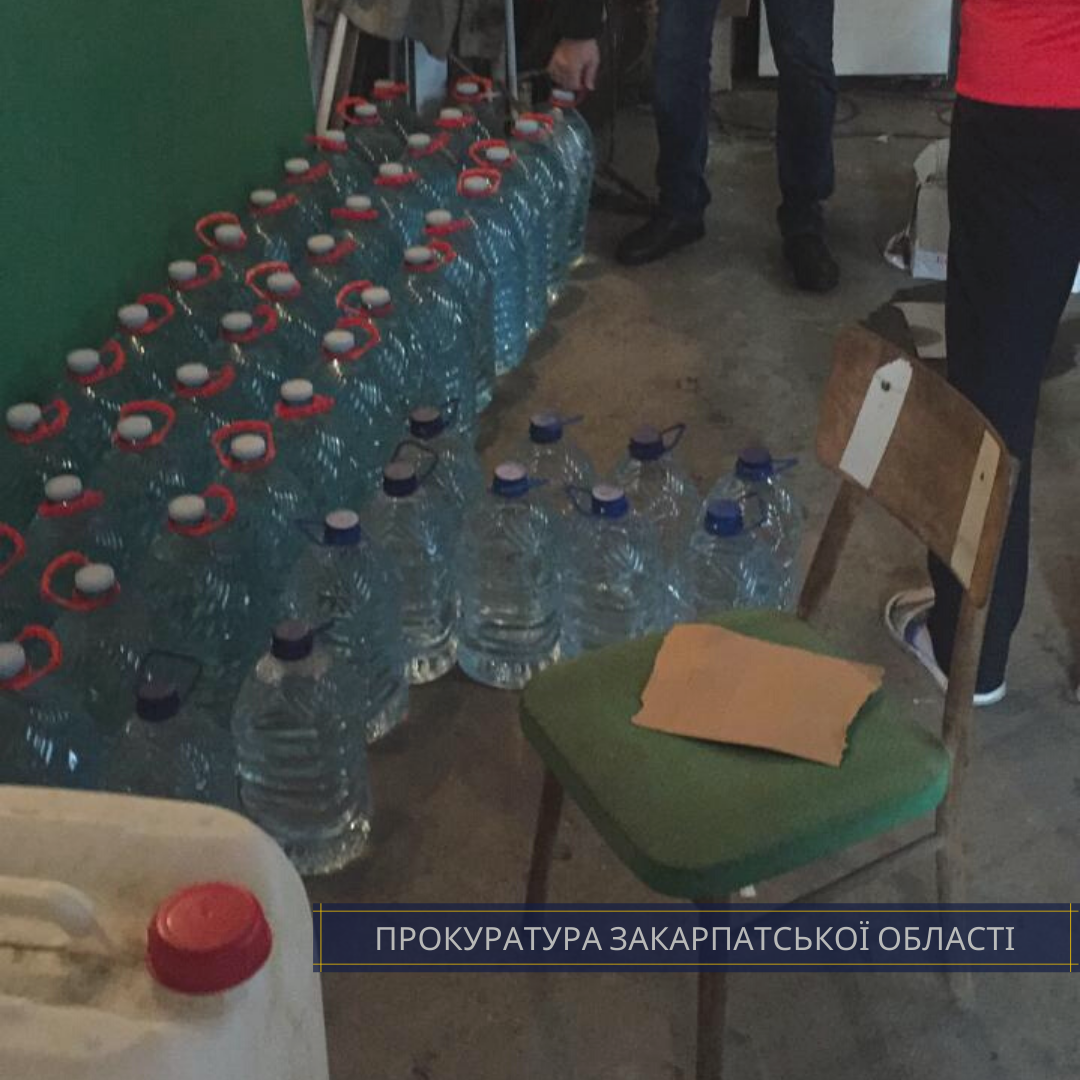 Ужгород. З квартири містянина правоохоронці вивезли 142 пляшки горілки, 310 пляшок коньяку та більше півтонни спирту
