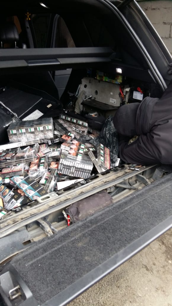 Українець на кордоні Закарпаття з ЄС позбувся "запакованого" цигарками модного позашляховика