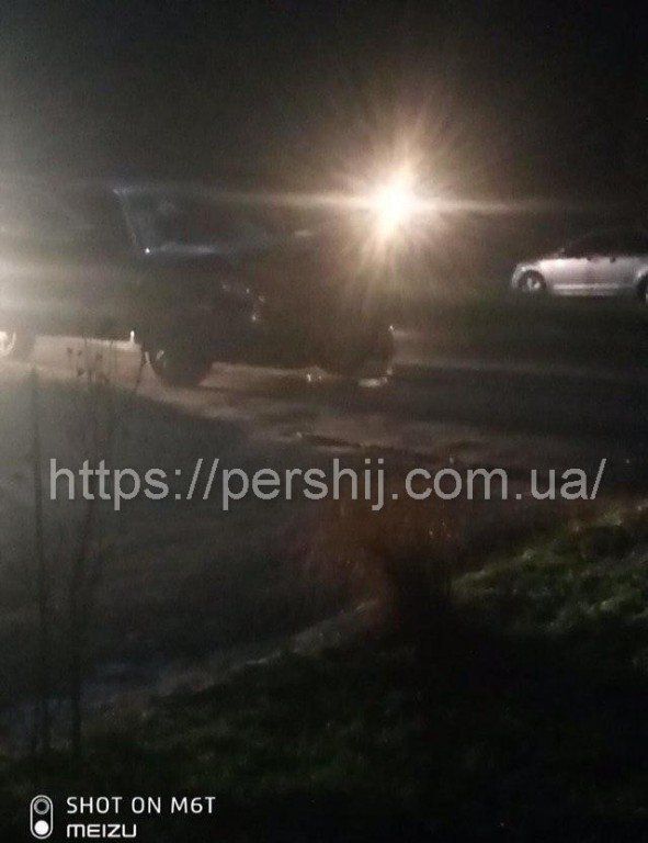 Два легковики не поділили вночі дорогу в Мукачево