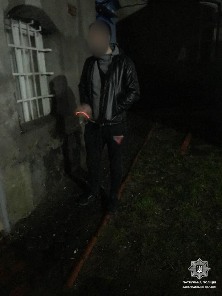 У Мукачево поліція затримала чоловіка, якого підозрюють у викраденні буса