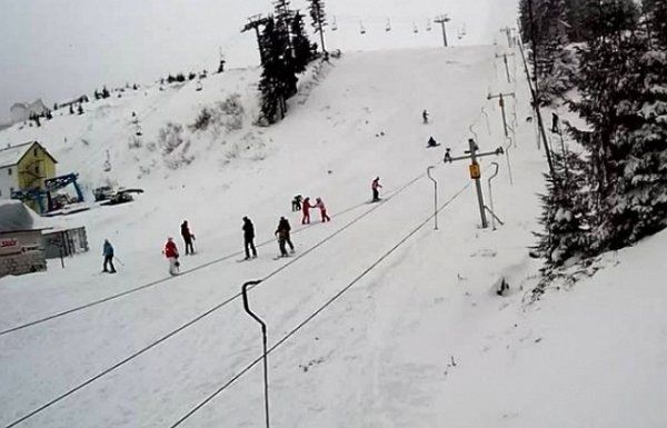 Туристи радіють — у горах Закарпаття випало до 30 см снігу