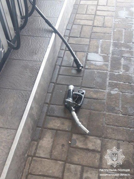 В Ужгороді жінка за кермом іномарки рвонула з місця, забувши про "пістолет" у паливному баці свого авто